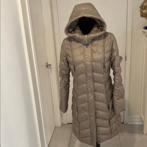 DECENTLY, DUCK DOWN WARM fitted Hooded midi length tan Puffer Coat SIZE MEDIUM